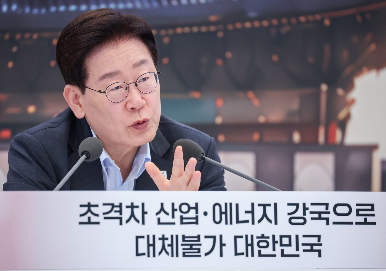 이재명 대통령이 4일 청와대 영빈관에서 열린 산업부·기후부·원안위 등에 대한 부처 업무보고에서 발언하고 있다. [연합]