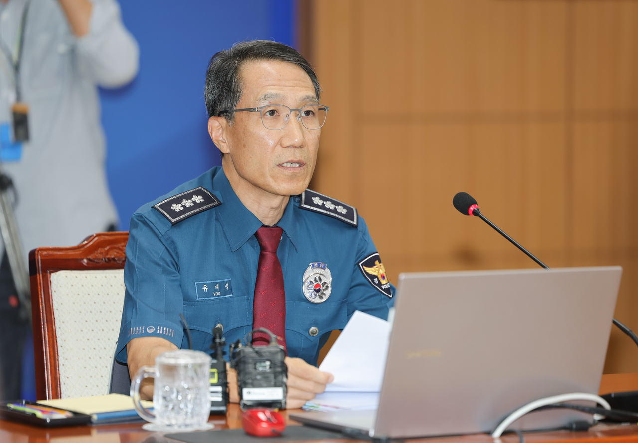 유재성 경찰청장 직무대행이 4일 서울 서대문구 경찰청에서 열린 전국 지휘부 회의에서 발언하고 있다.
이번 회의는 지난달 31일 국회 본회의를 통과한 형사소송법 개정안과 관련해 국무회의 후 주요 개정 사항을 공유하기 위해 마련됐다. [연합]