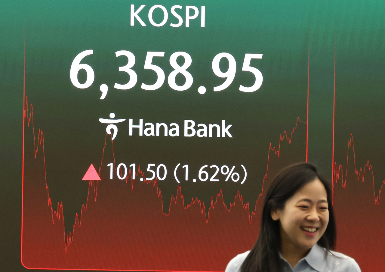 4일 서울 중구 하나은행 본점 딜링룸 전광판에 코스피가 표시돼있다.  [연합]