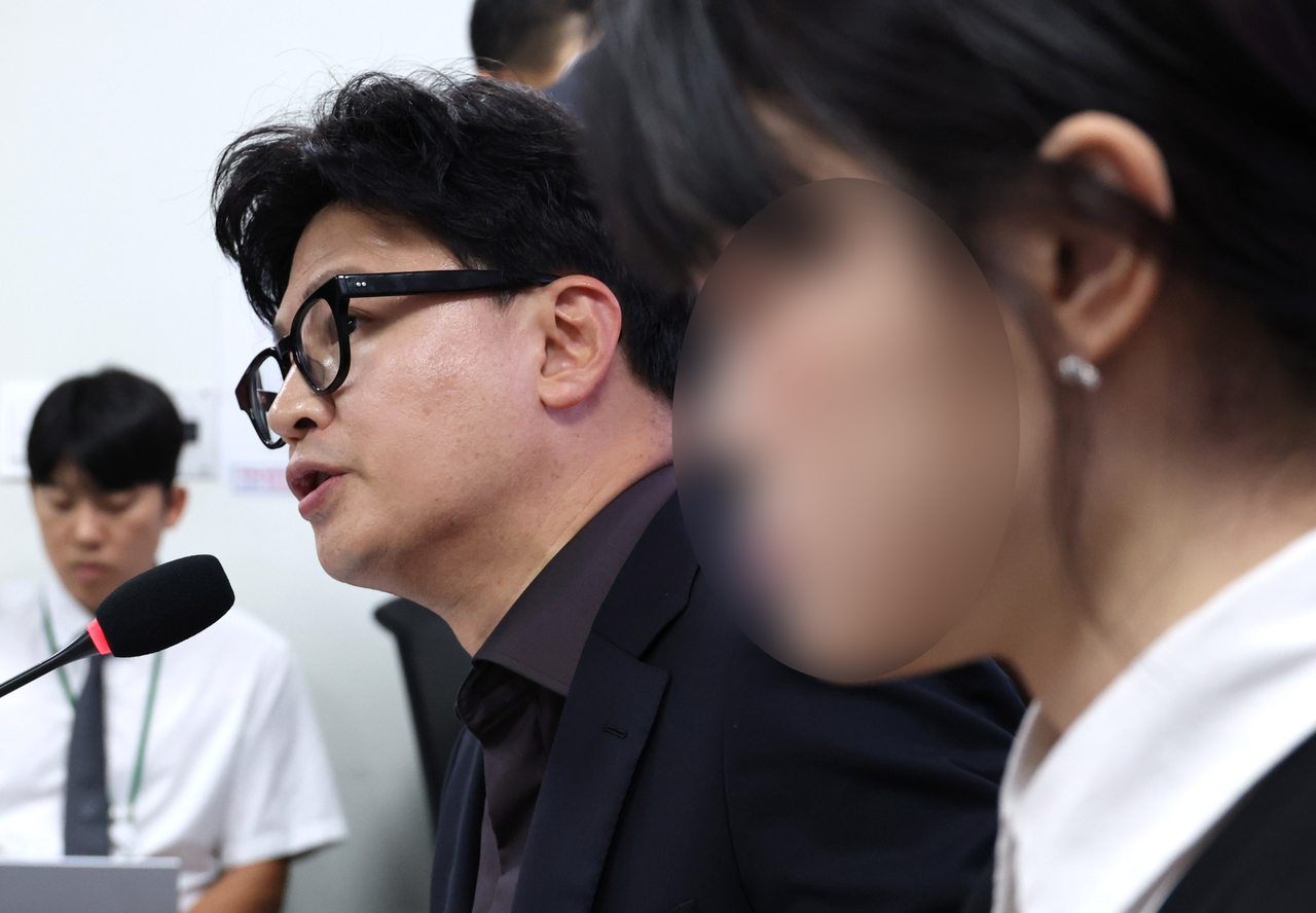 Independent lawmaker Rep. Han Dong-hoon (second from right) and a woman known as Kim Jin-joo (right) appear at a parliamentary forum Tuesday. (Pool photo via Yonhap)