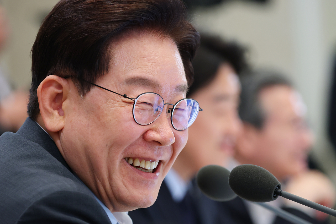 이재명 대통령이 4일 청와대 영빈관에서 열린 노동부·중기부·공정위 등에 대한 부처업무보고에서 발언하고 있다. [연합]
