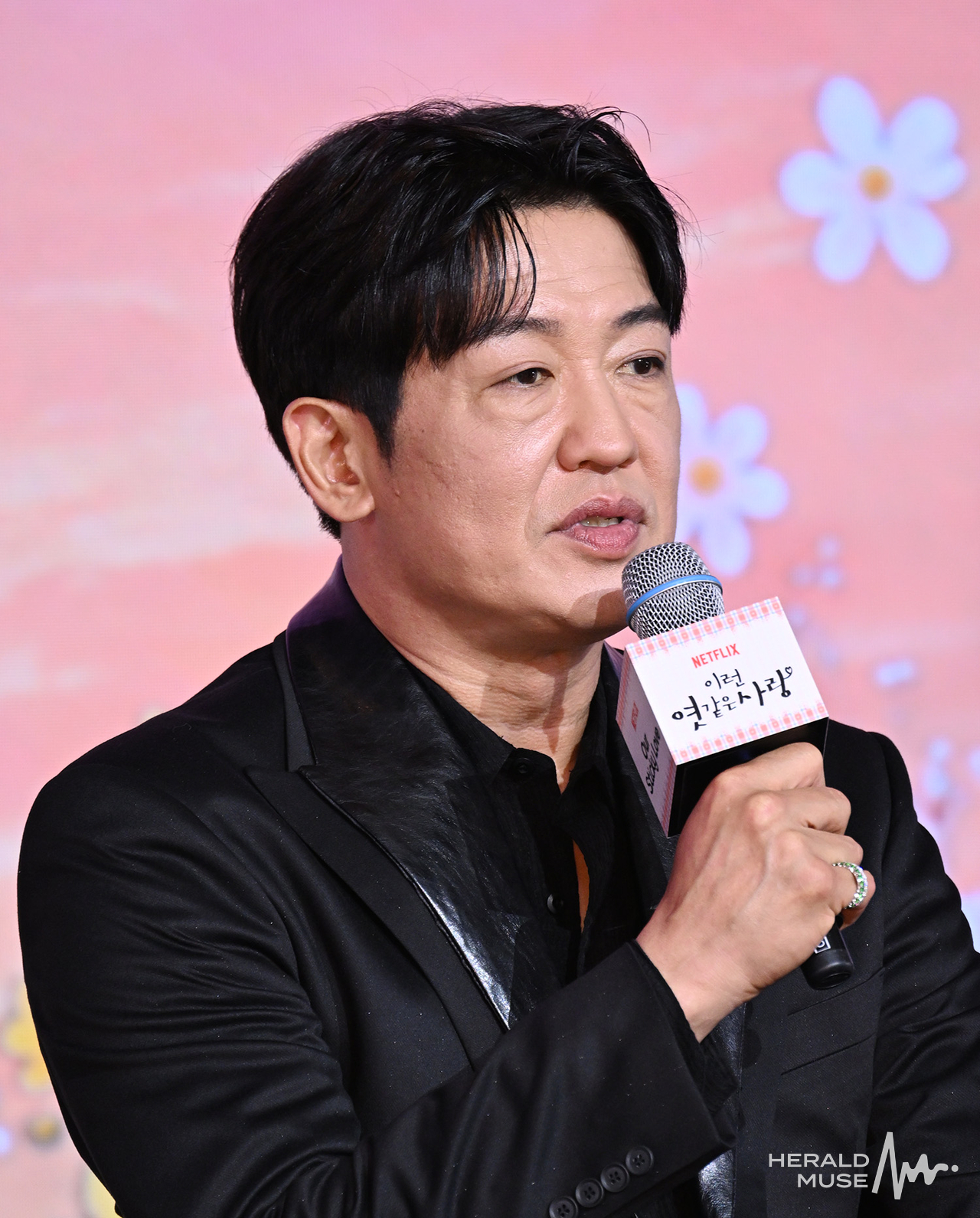 [헤럴드뮤즈=윤병찬 기자] 넷플릭스 ‘이런 엿같은 사랑’ 제작발표회가 5일 오전 마포구 호텔 나루 서울에서 열렸다. ‘이런 엿같은 사랑’​은 기억상실에 걸린 검사 고은새(하영)와 자칭 남자친구라 우기는 복싱 코치 장태하(정해인)의 설렘 찐득한 동거 생활을 그린 로맨틱 코미디​다.
이날 현장에는 김장한 감독, 배우 정해인, 하영, 허성태 등이 참석하였다.