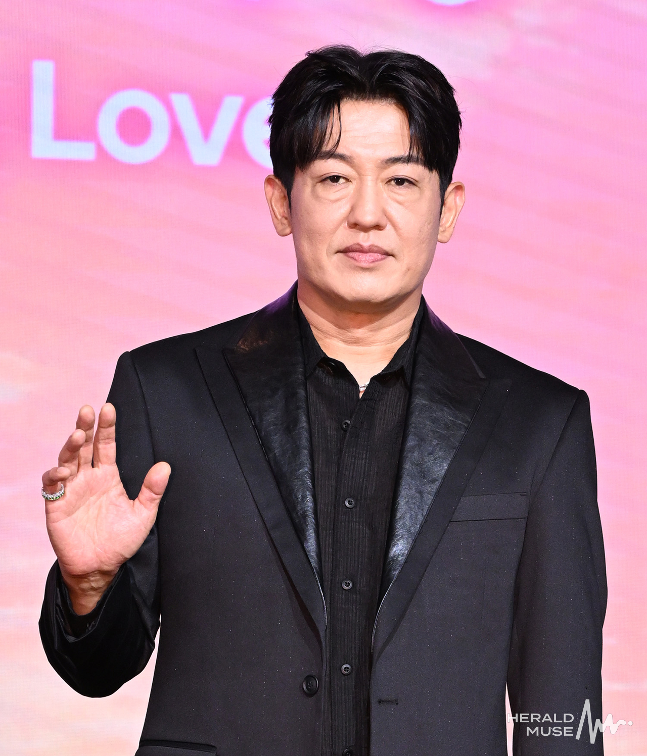 [헤럴드뮤즈=윤병찬 기자] 넷플릭스 ‘이런 엿같은 사랑’ 제작발표회가 5일 오전 마포구 호텔 나루 서울에서 열렸다. ‘이런 엿같은 사랑’​은 기억상실에 걸린 검사 고은새(하영)와 자칭 남자친구라 우기는 복싱 코치 장태하(정해인)의 설렘 찐득한 동거 생활을 그린 로맨틱 코미디​다.
이날 현장에는 김장한 감독, 배우 정해인, 하영, 허성태 등이 참석하였다.