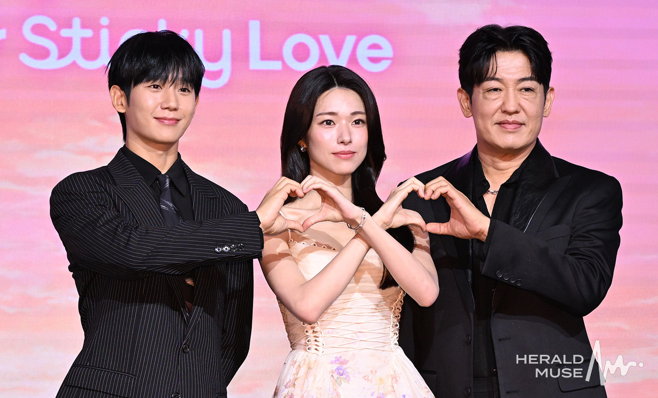 [헤럴드뮤즈=윤병찬 기자] 넷플릭스 ‘이런 엿같은 사랑’ 제작발표회가 5일 오전 마포구 호텔 나루 서울에서 열렸다. ‘이런 엿같은 사랑’​은 기억상실에 걸린 검사 고은새(하영)와 자칭 남자친구라 우기는 복싱 코치 장태하(정해인)의 설렘 찐득한 동거 생활을 그린 로맨틱 코미디​다.
이날 현장에는 김장한 감독, 배우 정해인, 하영, 허성태 등이 참석하였다.