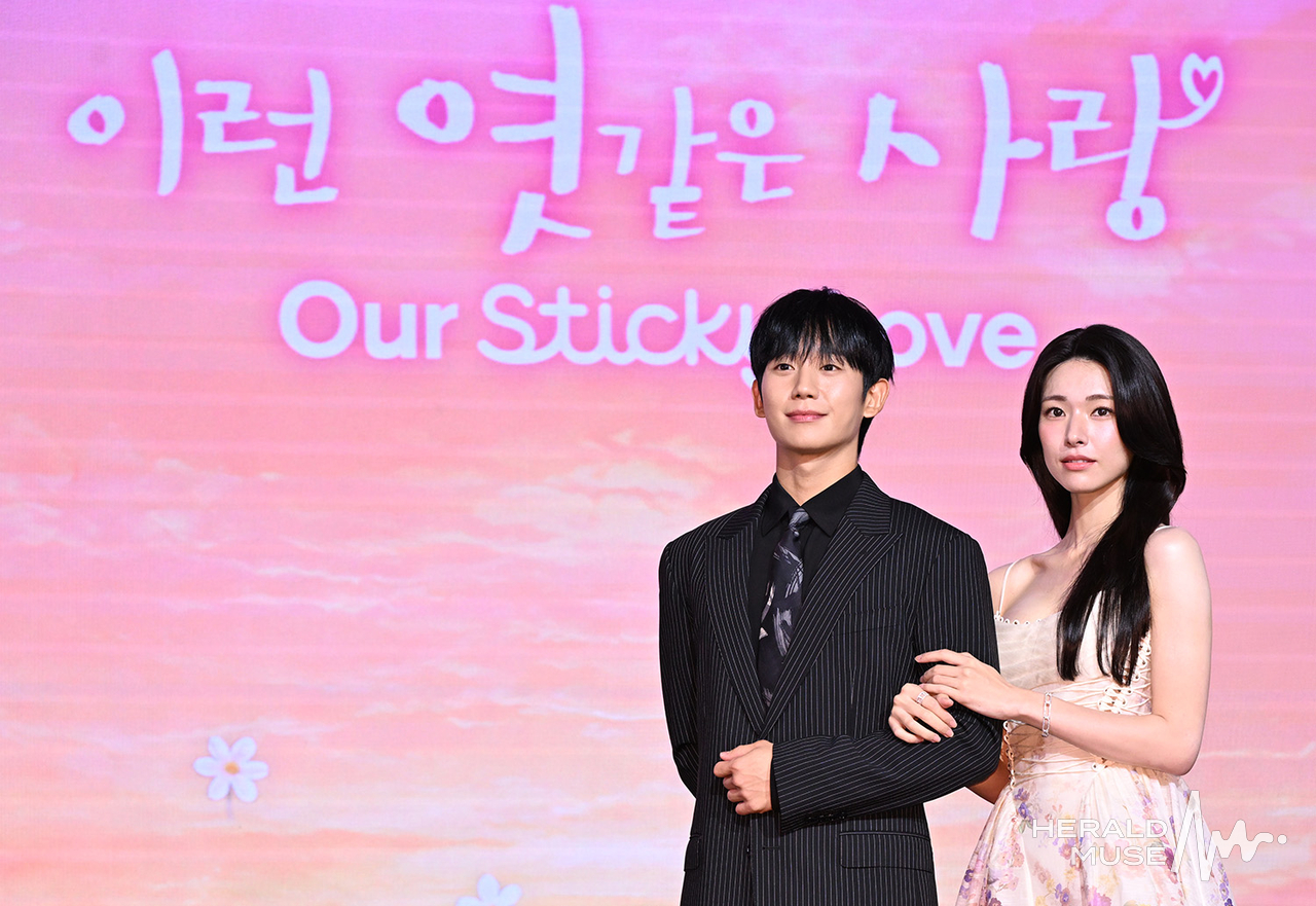 [헤럴드뮤즈=윤병찬 기자] 넷플릭스 ‘이런 엿같은 사랑’ 제작발표회가 5일 오전 마포구 호텔 나루 서울에서 열렸다. ‘이런 엿같은 사랑’​은 기억상실에 걸린 검사 고은새(하영)와 자칭 남자친구라 우기는 복싱 코치 장태하(정해인)의 설렘 찐득한 동거 생활을 그린 로맨틱 코미디​다.
이날 현장에는 김장한 감독, 배우 정해인, 하영, 허성태 등이 참석하였다.