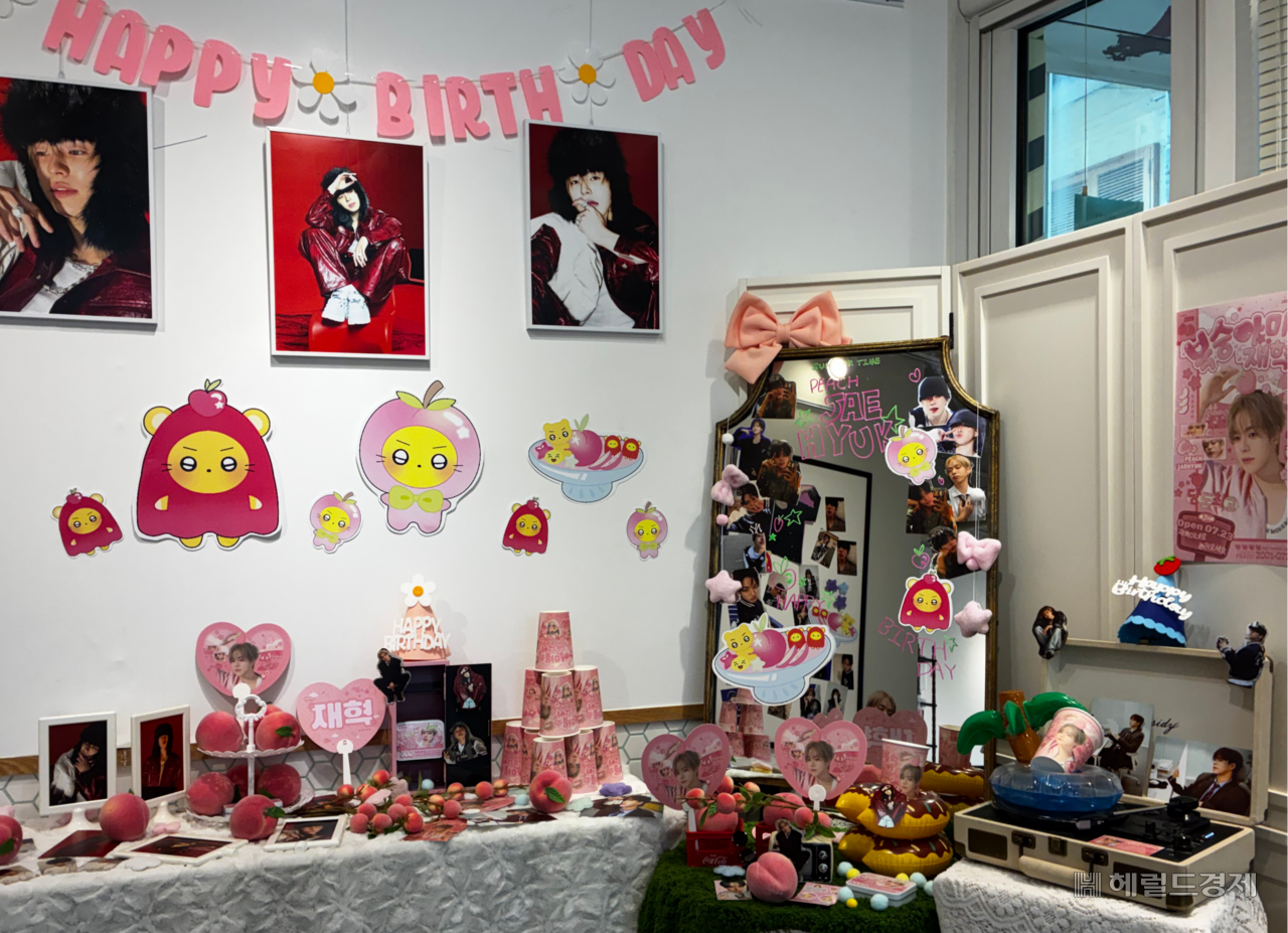 지난 23일 오후 1시께 서울 마포구 홍대입구역 인근 한 카페에서 아이돌의 생일 카페가 열리고 있다. 방문객들은 주최자들이 꾸며 놓은 포토존에서 자유롭게 인증사진을 찍을 수 있다. 김서현 수습기자