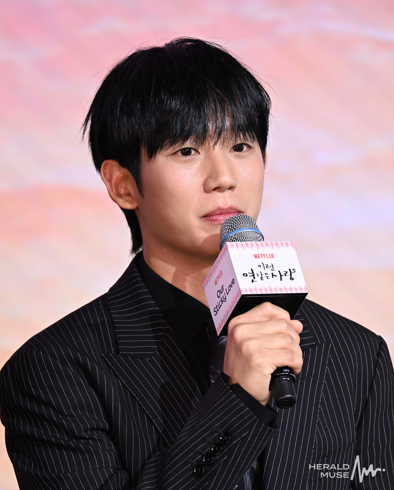 [헤럴드뮤즈=윤병찬 기자] 넷플릭스 ‘이런 엿같은 사랑’ 제작발표회가 5일 오전 마포구 호텔 나루 서울에서 열렸다. ‘이런 엿같은 사랑’​은 기억상실에 걸린 검사 고은새(하영)와 자칭 남자친구라 우기는 복싱 코치 장태하(정해인)의 설렘 찐득한 동거 생활을 그린 로맨틱 코미디​다.
이날 현장에는 김장한 감독, 배우 정해인, 하영, 허성태 등이 참석하였다.