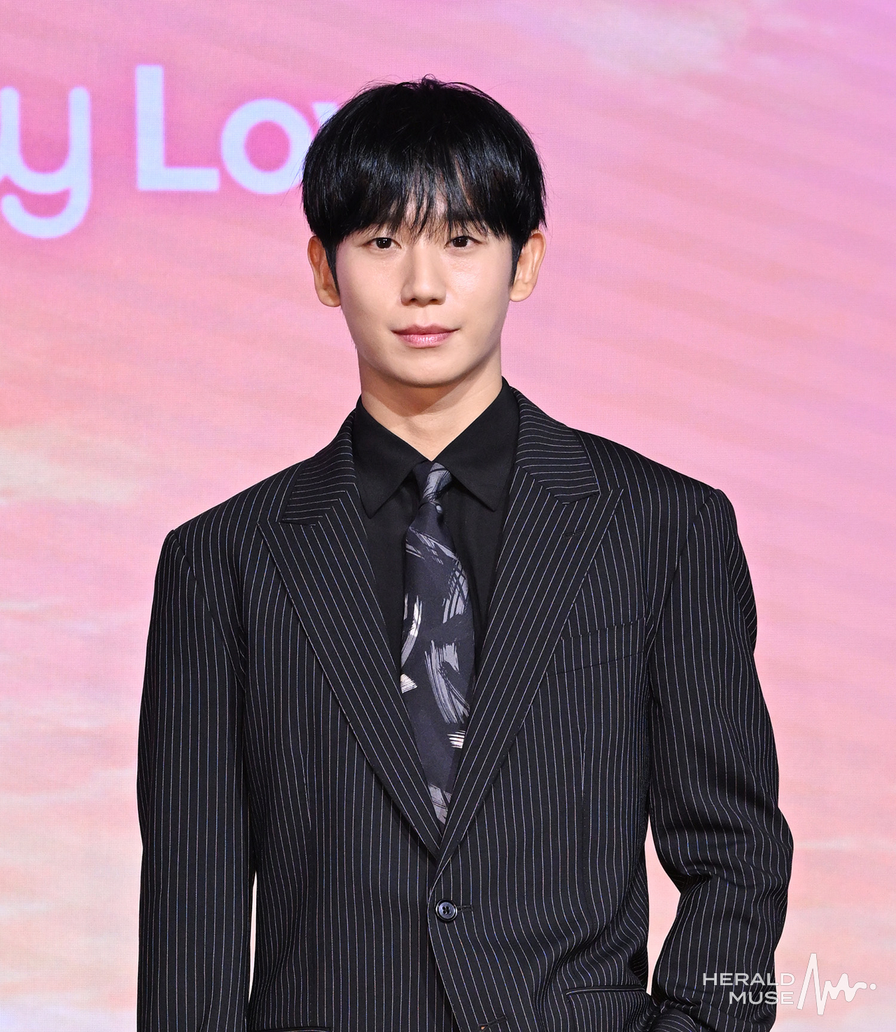 [헤럴드뮤즈=윤병찬 기자] 넷플릭스 ‘이런 엿같은 사랑’ 제작발표회가 5일 오전 마포구 호텔 나루 서울에서 열렸다. ‘이런 엿같은 사랑’​은 기억상실에 걸린 검사 고은새(하영)와 자칭 남자친구라 우기는 복싱 코치 장태하(정해인)의 설렘 찐득한 동거 생활을 그린 로맨틱 코미디​다.
이날 현장에는 김장한 감독, 배우 정해인, 하영, 허성태 등이 참석하였다.
