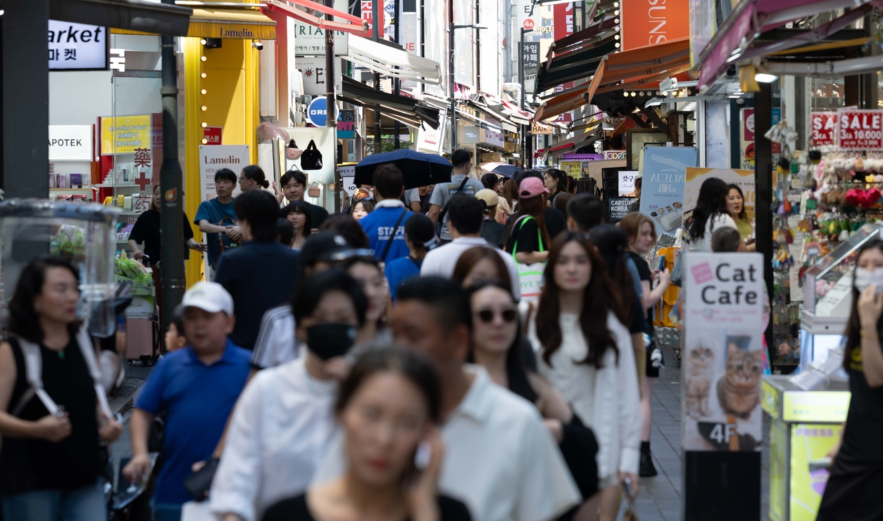 서울 명동거리에서 외국인 관광객들이 쇼핑백을 들고 관광을 하고 있다. 윤창빈 기자