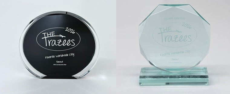 The trophy for favorite worldwide city (left) and Quint Status trophy awarded to Seoul in the Trazees for 2026. (Seoul Metropolitan Government)