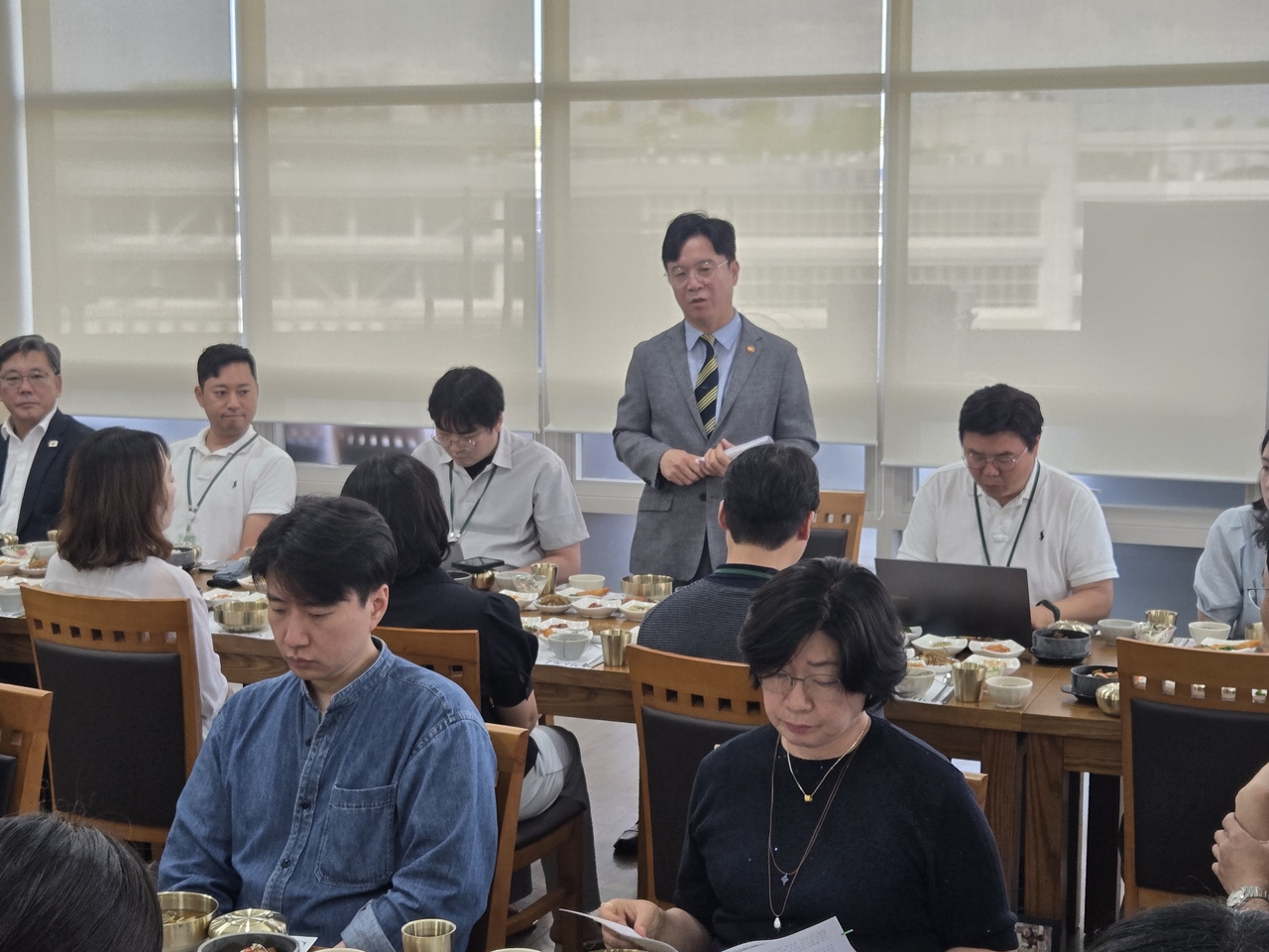 김영훈 고용노동부 장관이 5일 정부세종청사 구내식당에서 출입기자단과의 오찬간담회에서 사전에 취합한 기자들의 질문에 답변하고 있다. [고용노동부 제공]