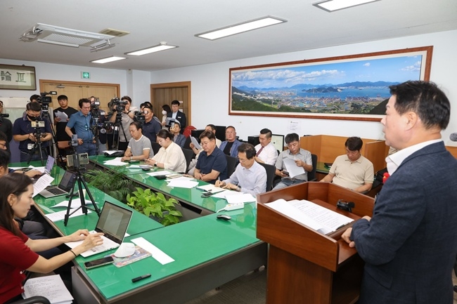 박성현 광양시장이 5일 시청에서 전국 항만공사 통합을 반대하는 담화문을 발표하고 있다.