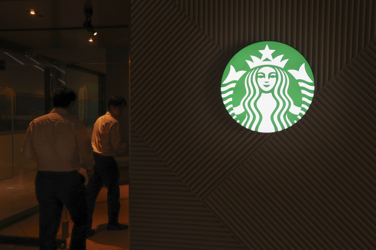 A Starbucks store at its Seoul headquarters on Wednesday, amid a reported police raid. (Yonhap)