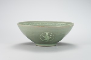 [Treasures from National Museum of Korea] Celadon Bowl with Inlaid Grape and Child Design
