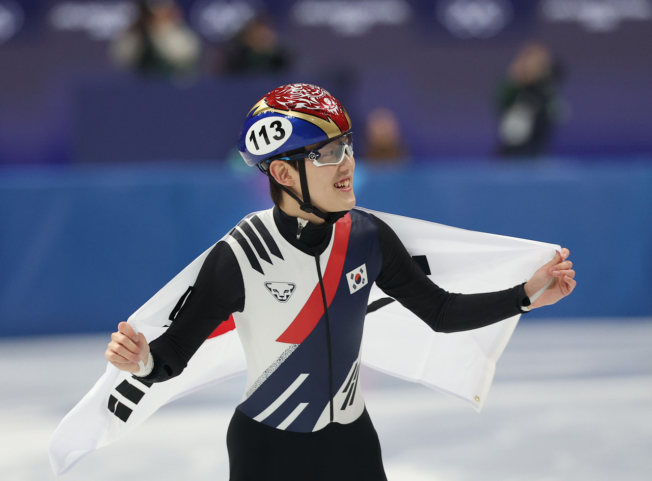 Rim Jong-un of South Korea celebrates after winning bronze in the men's 1,000-meter short track speed skating event at the Winter Olympics at Milano Ice Skating Arena in Milan, in Feb. 12. (Yonhap)