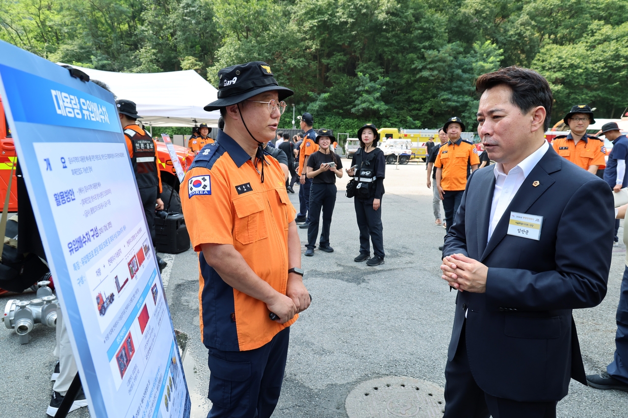 임만균 의장이 5일 2026 서울시 통합방위회의에 참석해 소방관계자로부터 설명을 듣고 있다.