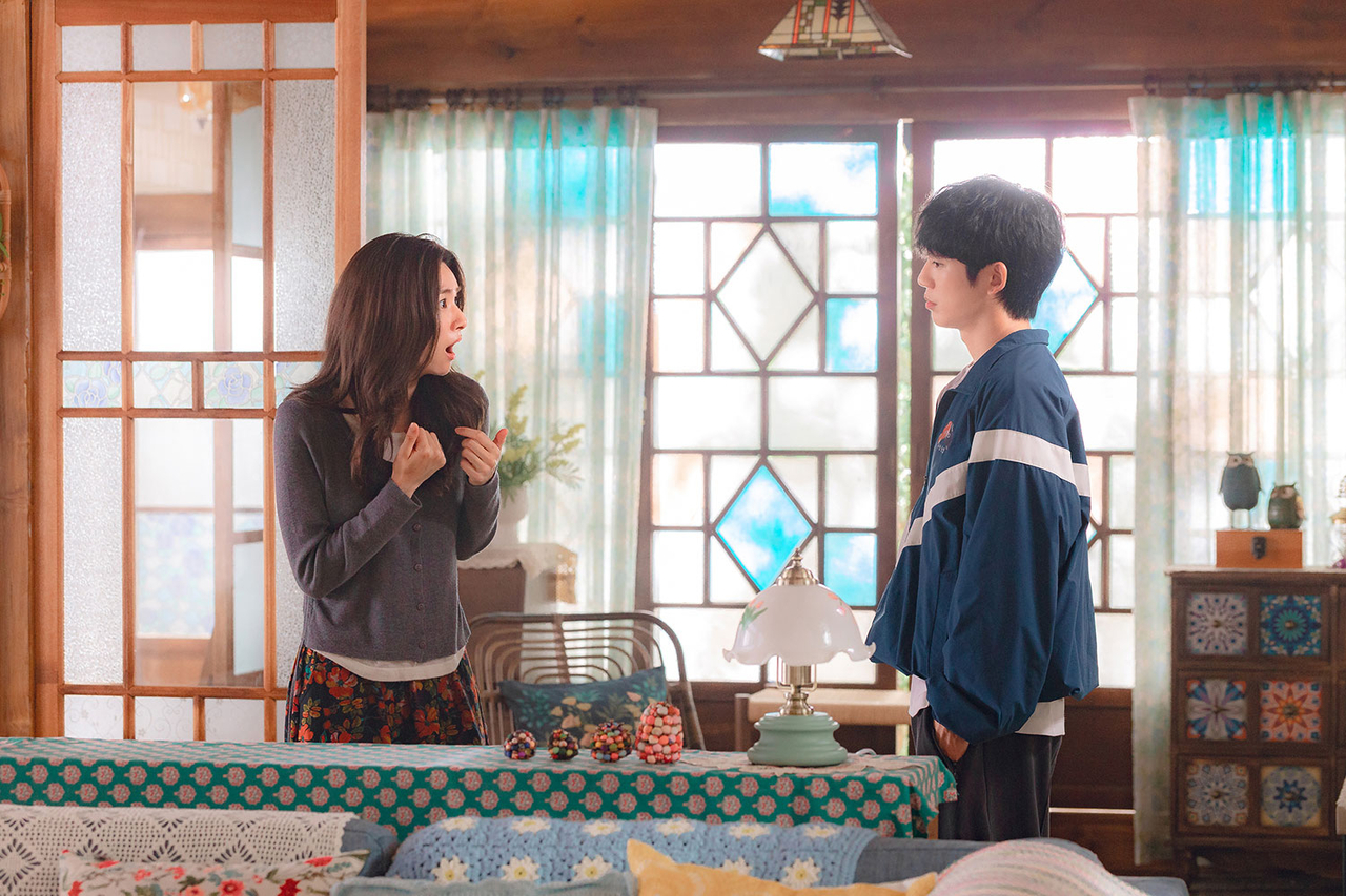 "Our Sticky Love," starring Ahn Ha-young (left) and Jung Hae-in (Netflix)