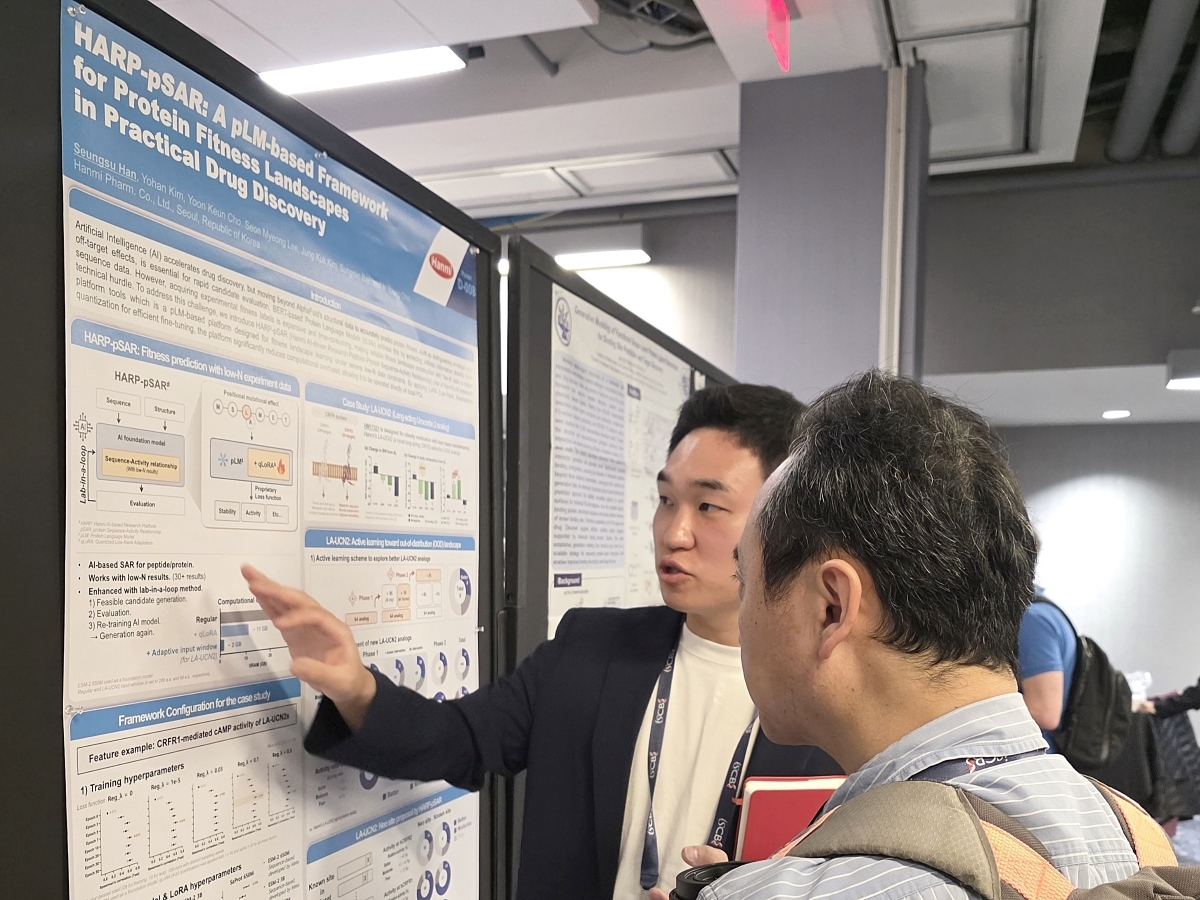 한미약품 미래성장부문 한승수 선임연구원이 지난달 16일(현지시간) 미국 워싱턴 D.C.에서 열린 ISMB 2026에서 자체 개발한 AI 플랫폼 ‘HARP-pSAR’를 활용해 근육 강화 기반의 비만 신약 파이프라인을 도출한 연구 내용이 담긴 포스터를 토대로 참석자들에게 설명하고 있다. [한미약품 제공]