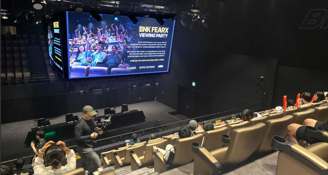 BNK금융그룹은 후원 중인 부산 연고 프로 e스포츠 구단 BNK FEARX의 LCK 정규시즌 3라운드 경기가 열린 지난 1일 ‘BNK 브랜드데이’를 개최하고 서울과 부산에서 다양한 고객 참여형 행사를 진행했다. [BNK금융그룹 제공]