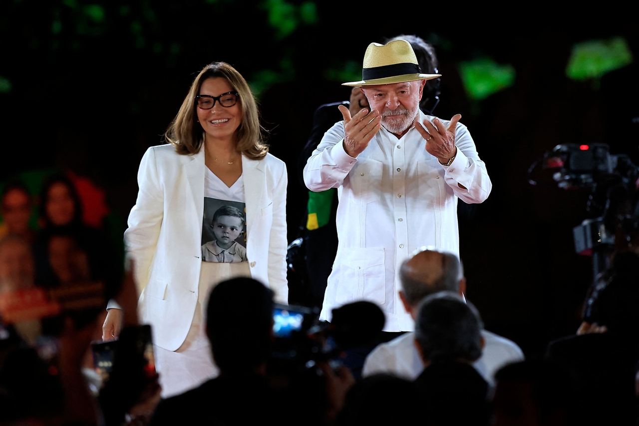 Brazilian President Luiz Inacio Lula da Silva (right) and First Lady Rosangela "Janja" Lula da Silva attend the Workers' Party national convention in Sao Paulo, Brazil, on Aug. 2. (AFP-Yonhap)