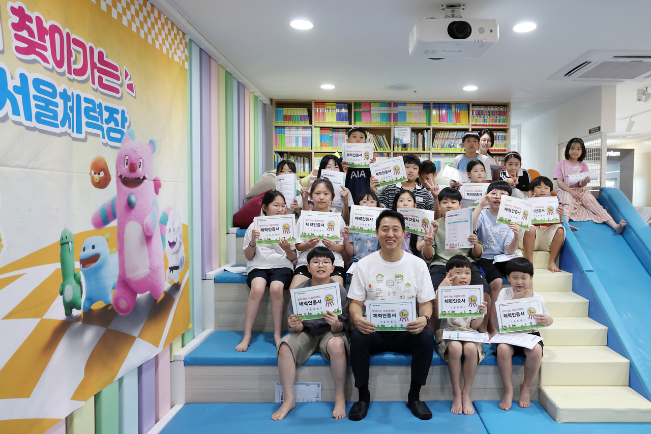 오세훈 서울시장이 4일 서울 동작구 대방동 동작 2호 거점형 우리동네키움센터를 찾아 ‘찾아가는 어린이 서울체력장’운영 현장을 점검한 뒤 아이들과 기념촬영하고 있다. [서울시 제공]
