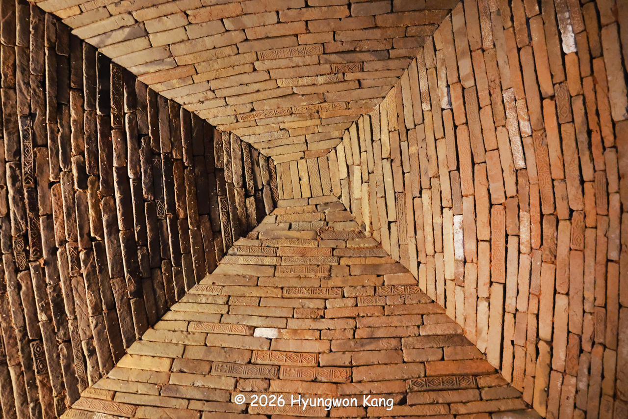 The brick vaulted ceiling of a Rangnang tomb supports the massive earthen mound above without any additional load-bearing structure. The tomb is reconstructed at the Rangnangguk Museum in Pyongyang. (Hyungwon Kang)