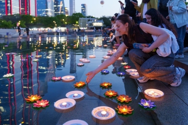 Tourists release lotus lanterns at Yeouido Mulbit Square during the Seoul Spring Festival in April. (Seoul Metropolitan Government)