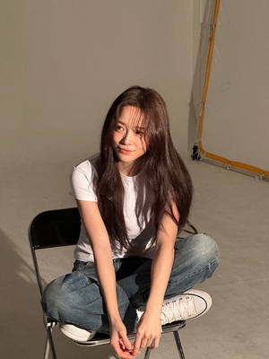 김세정, 흰티+청바지만으로도 세젤예..한지민·한효주 소속사서 데려갈... - 뉴스 썸네일 이미지