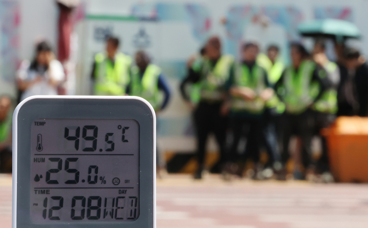 A thermometer shows the temperature in Seoul's Gangnam Ward on Aug. 5, 2026, as a heat wave continues to hit the city. (Yonhap)