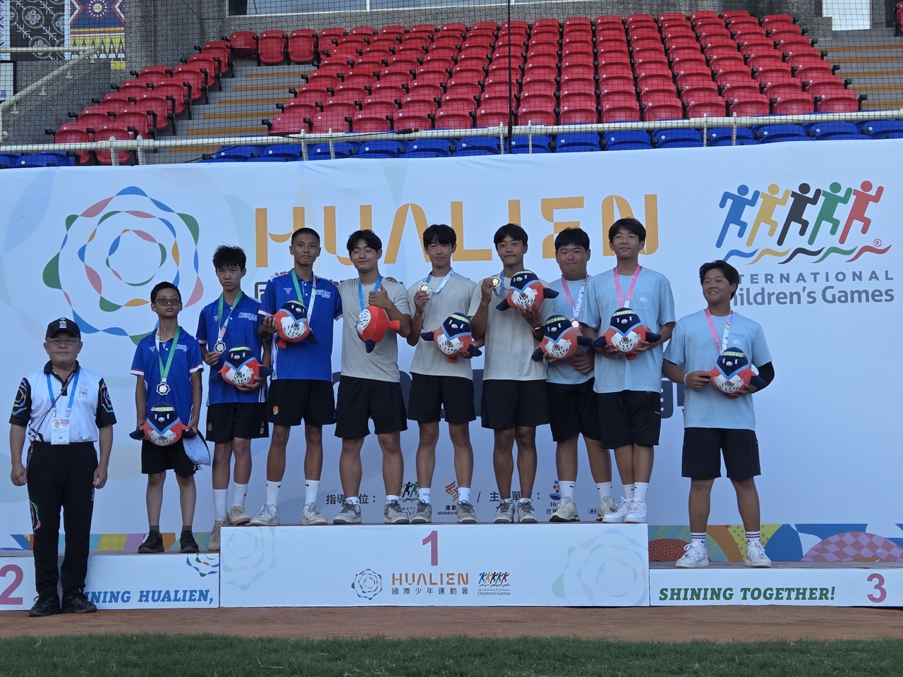 2026 ICG 대회 양궁 단체전에서 우승한 서울시 청소년 선수단이 시상대에 올랐다.