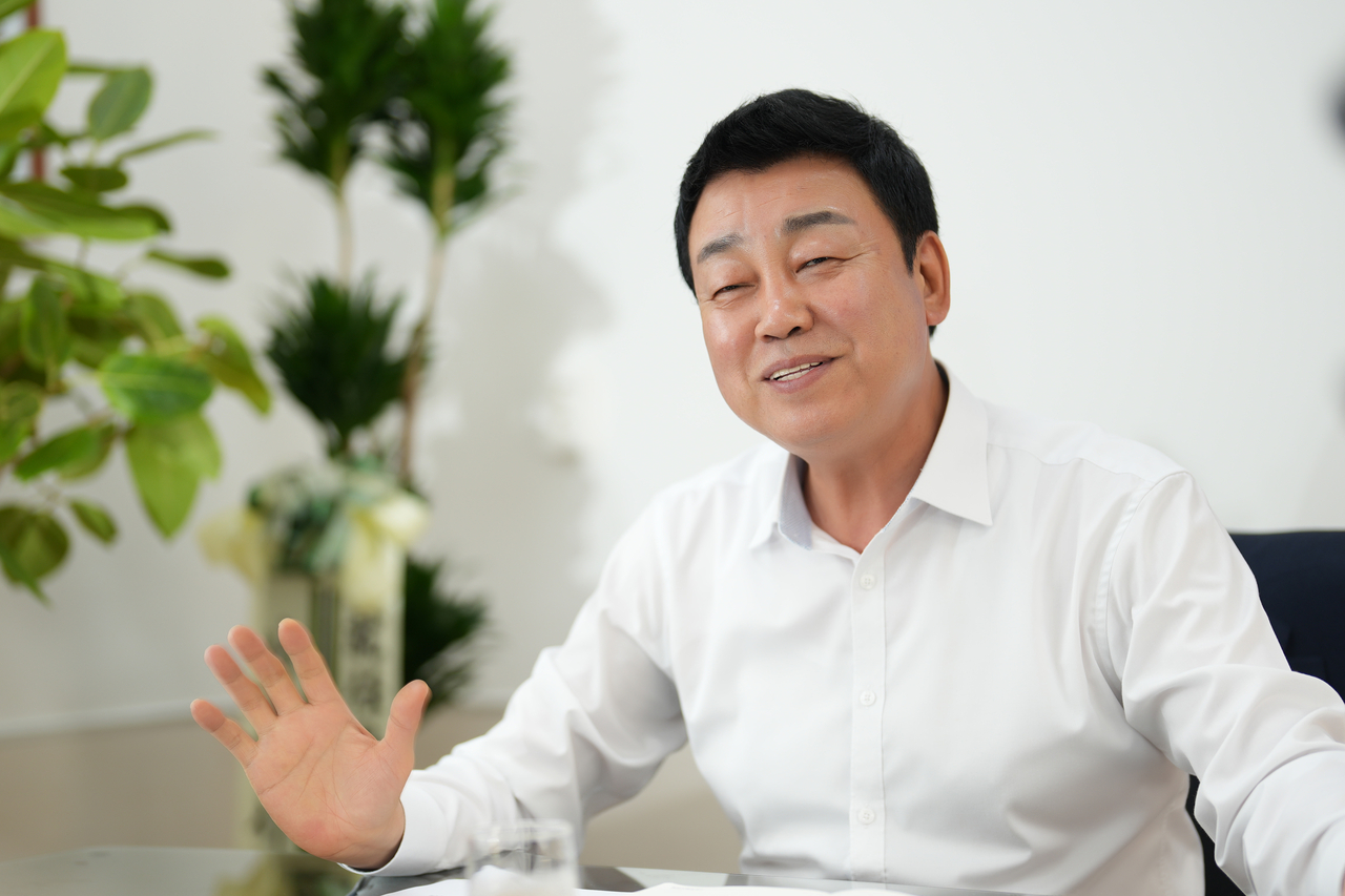 성흠제 부의장이 헤럴드경제와의 인터뷰에서 청년 주거 안정, 도시 안전, 기후위기 대응 등 주요 의정 방향을 설명하고 있다. 양정원 기자