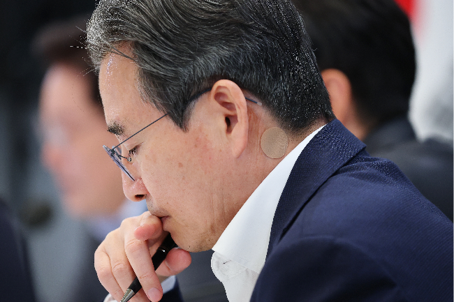 President Lee Jae Myung's policy aide Kim Yong-beom is seen during a policy briefing in Cheong Wa Dae on Wednesday. (Pool photo by Newsis)