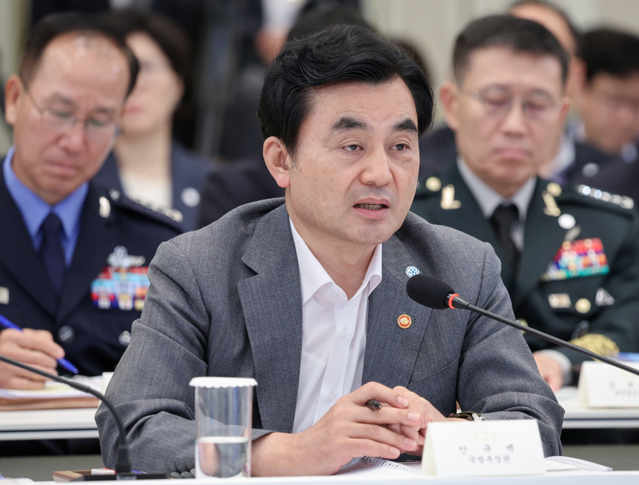 Defense Minister Ahn Gyu-back delivers a policy briefing to President Lee Jae Myung at Cheong Wa Dae in Seoul on Wednesday. (Pool photo via Yonhap)