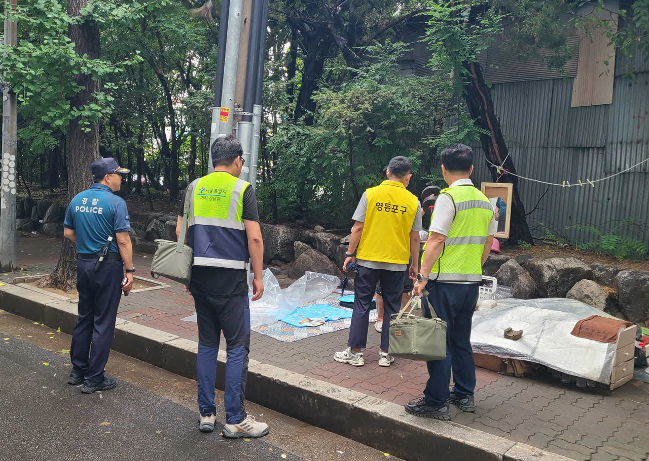 노숙인 돌보는 영등포구청 직원들과 경찰
