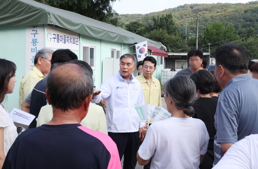 김현기 서울 강남구청장이 3일 강남구 개포동 구룡마을을 찾아 주민들의 이야기를 듣고 있다. [강남구 제공]