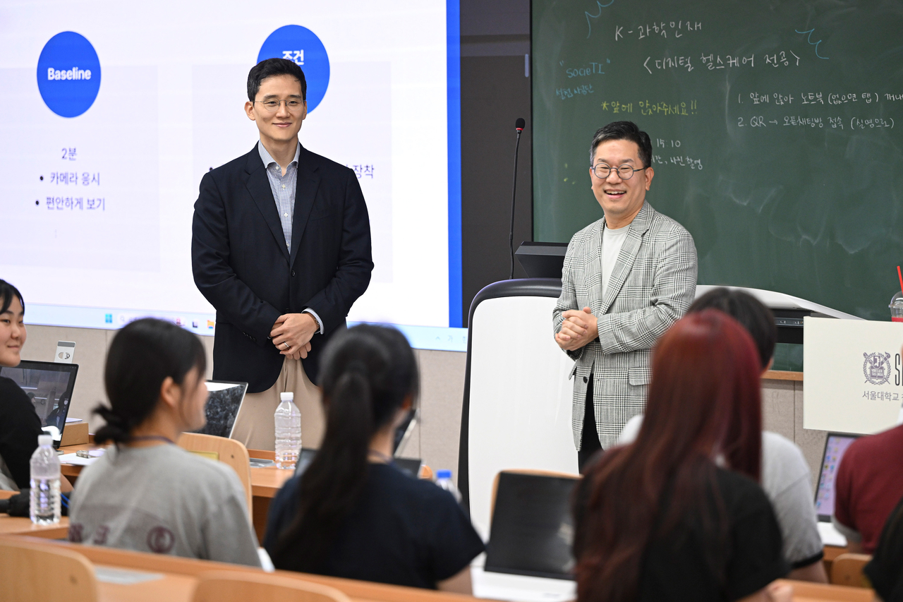 김대헌 호반그룹 기획총괄사장(왼쪽)이 지난 4일 서울대학교에서 열린 ‘K-과학인재 아카데미 고등학생 캠프’를 찾아 참가 학생들을 격려하며 대화를 나누고 있다. [호반그룹 제공]
