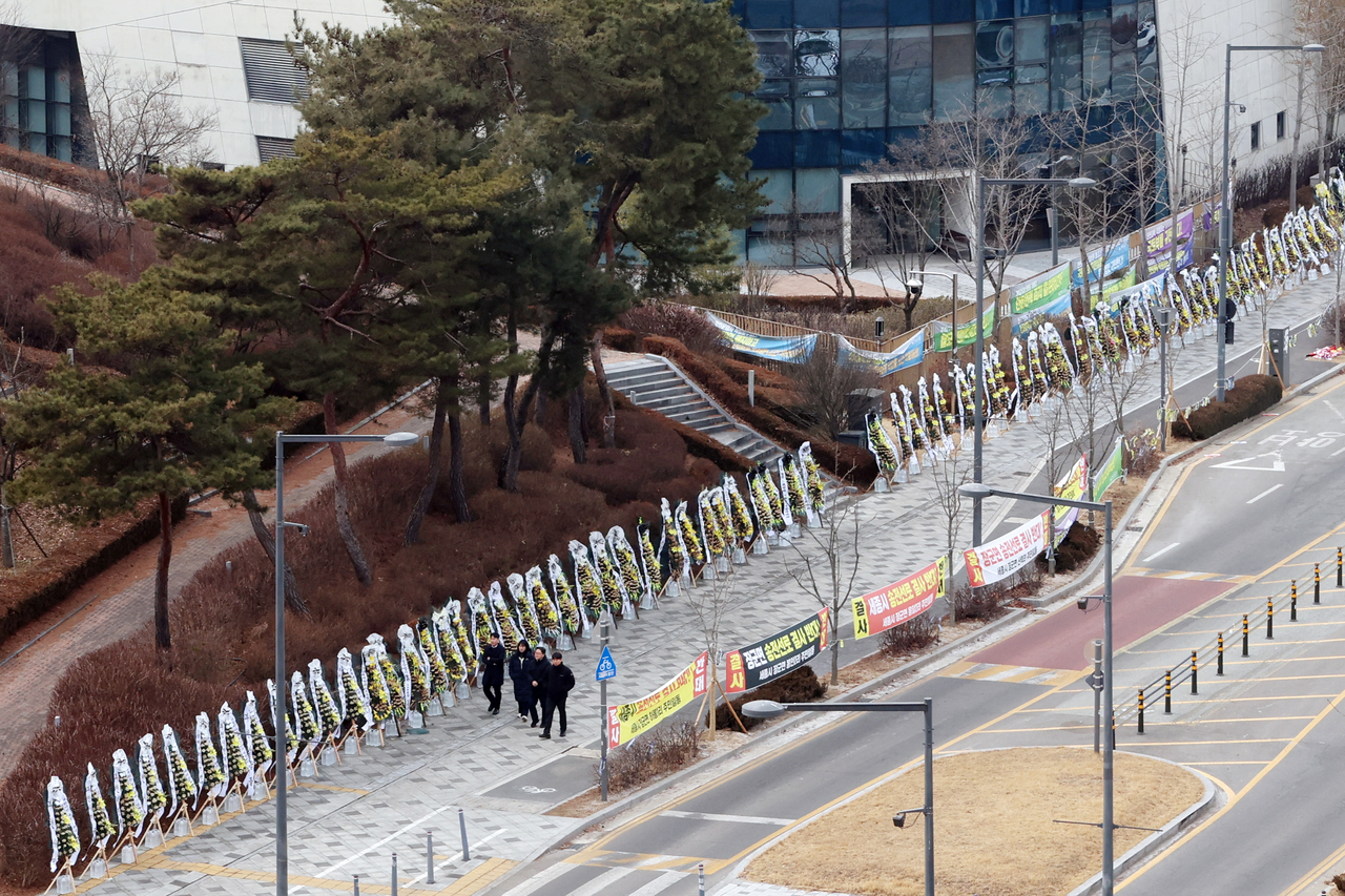 지난 2월 정부세종청사 국토교통부 앞에 정부의 ‘도심 주택공급 확대 방안’에 포함된 과천 경마공원 이전 방침에 항의하는 근조화환이 청사 울타리를 따라 길게 세워져 있다. [연합]