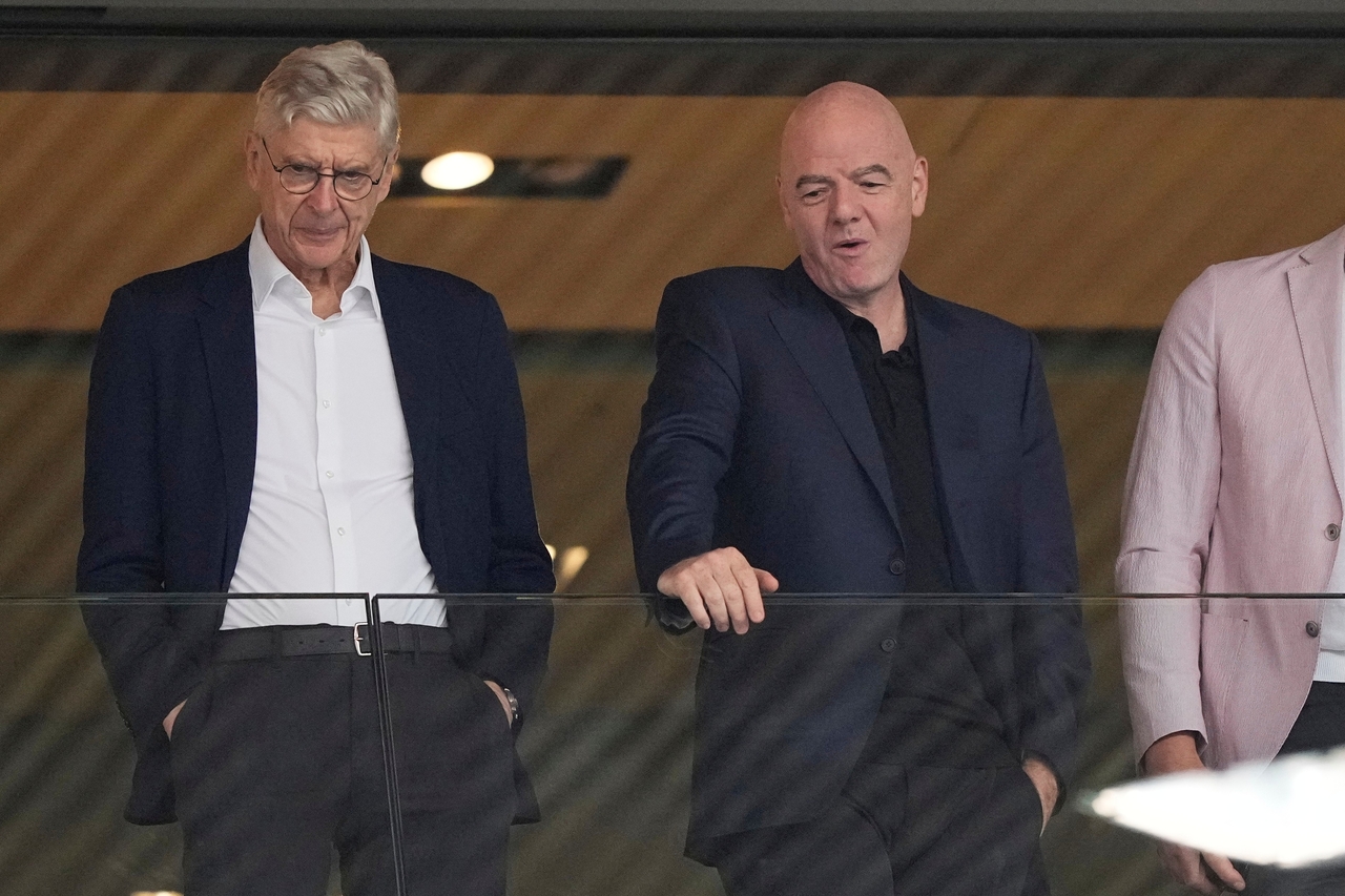 FIFA president Gianni Infantino (right) and FIFA Chief Officer Arsene Wenger arrive for the Women's Euro 2025 quarterfinal between Sweden and England, at Stadion Letzigrund in Zurich, Switzerland, July 17, 2025.     (AP-Yonhap)