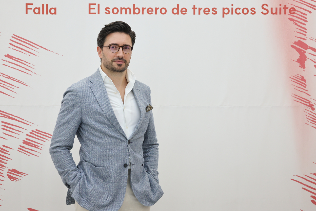 Spanish conductor Antonio Mendez poses for photos before an interview at the Seoul Arts Center on Tuesday. (Yonhap)