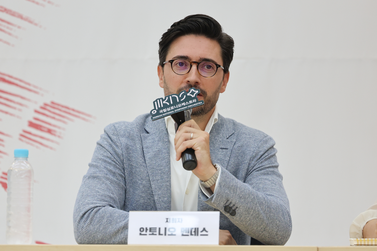 Spanish conductor Antonio Mendez talks during an interview at the Seoul Arts Center on Tuesday. (Yonhap)