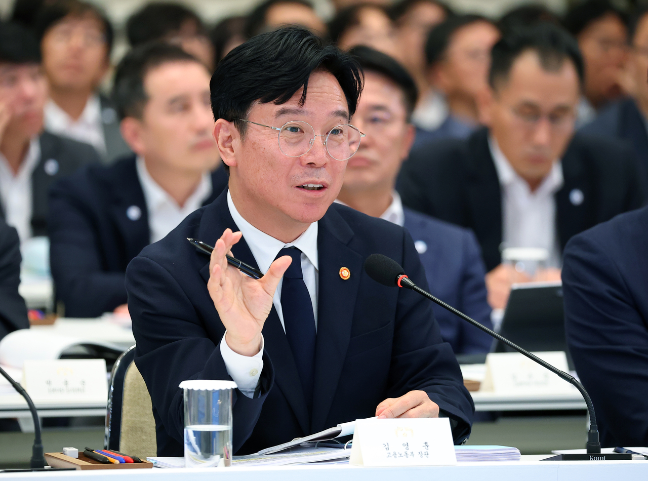 김영훈 노동부 장관이 4일 청와대 영빈관에서 열린 이재명 대통령 주재 부처 업무보고에서 보고하고 있다.[연합]