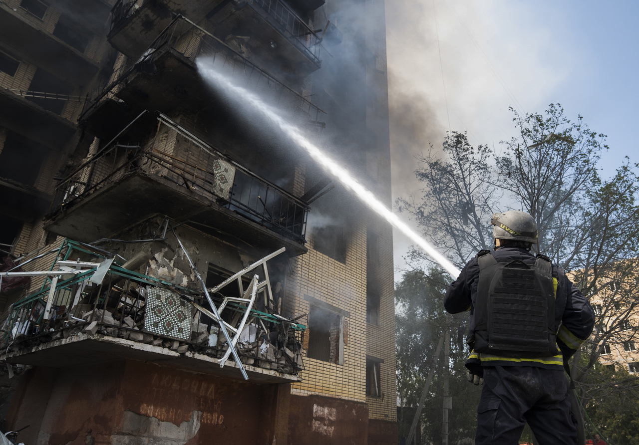 Ukrainian rescuers work at the site of a Russian strike on a residential building in Kramatorsk, Donetsk, Ukraine, Tuesday. (EPA-Yonhap)