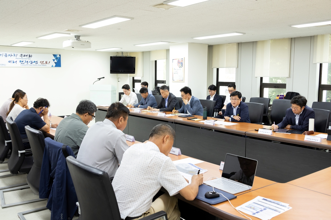 김성환 기후에너지환경부 장관이 5일 서울 여의도 전력기반센터에서 열린 ‘전력망 건설 대책위원회 3차 간담회’에서 임실, 장성, 충남, 대전 서구, 부안, 곡성 지역 대표자들과 주민 수용성 제고 방안을 논의하고 있다. [기후에너지환경부 제공]