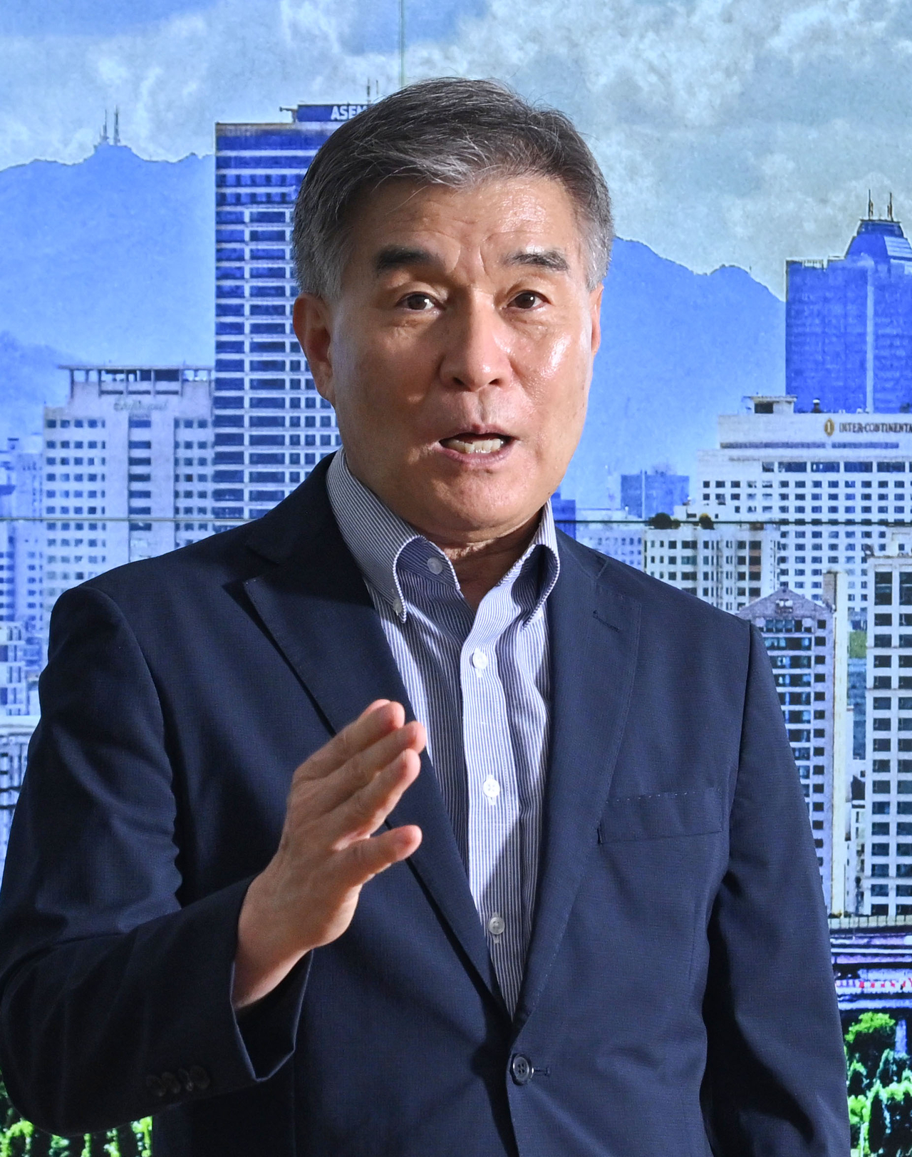 Gangnam-gu District Mayor Kim Hyun-gi speaks during an interview at his office in Gangnam-gu, Seoul, on Friday. He said reconstruction revitalization would drive a "great transformation" of Gangnam. Photo by Lim Se-jun