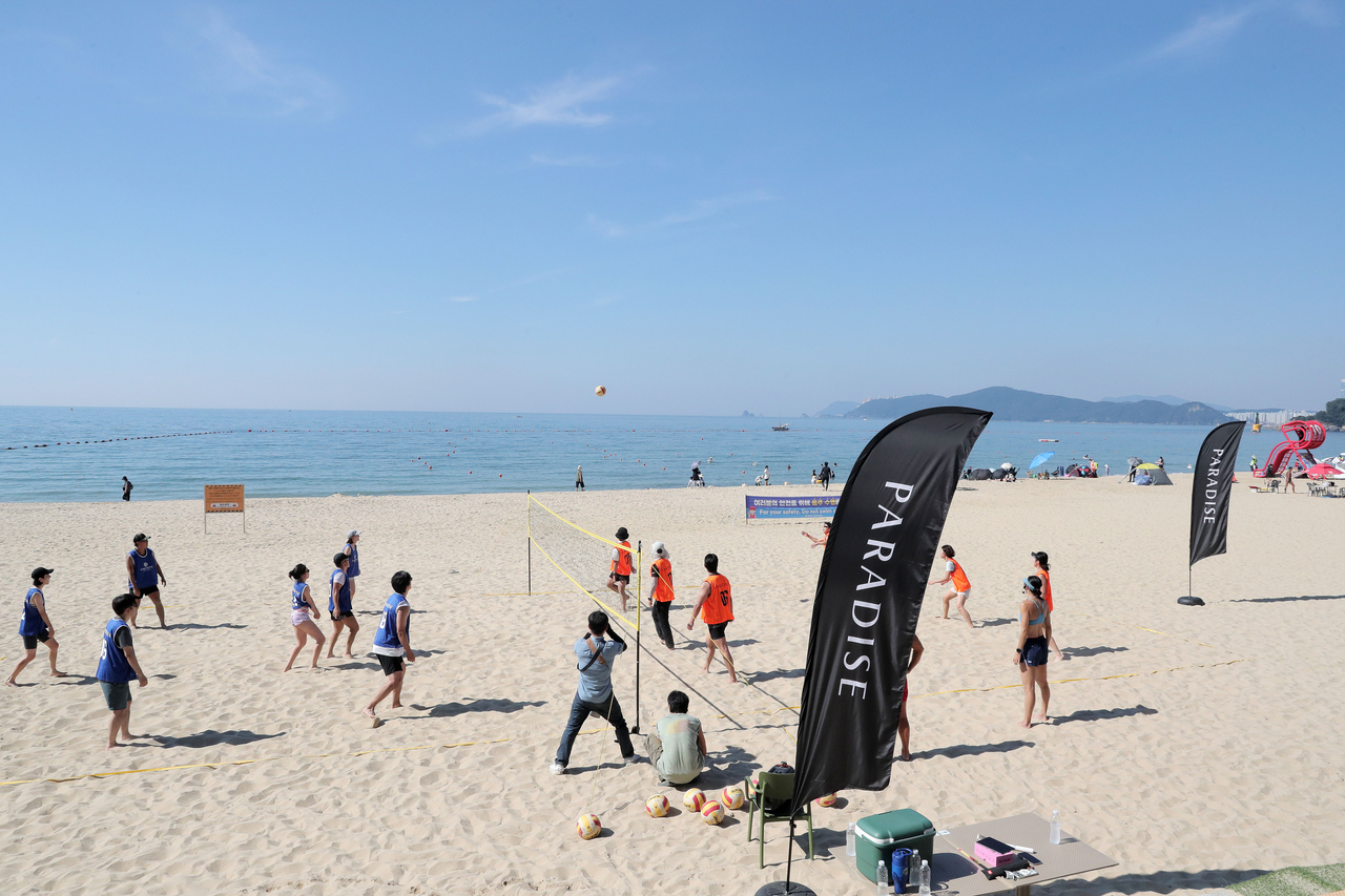 Hotel guests play during Paradise Hotel Busan's Beach Volleyball Wellness Class at Haeundae Beach on Sunday. (Paradise Hotel Busan)