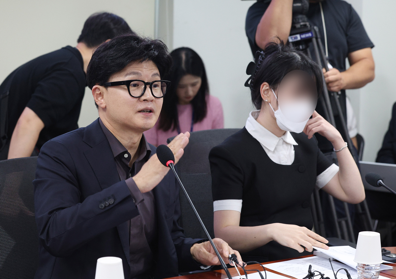 Independent Rep. Han Dong-hoon speaks during an emergency meeting on supplementary investigations at the National Assembly in Seoul on Tuesday. (Lee Sang-sup/The Korea Herald)