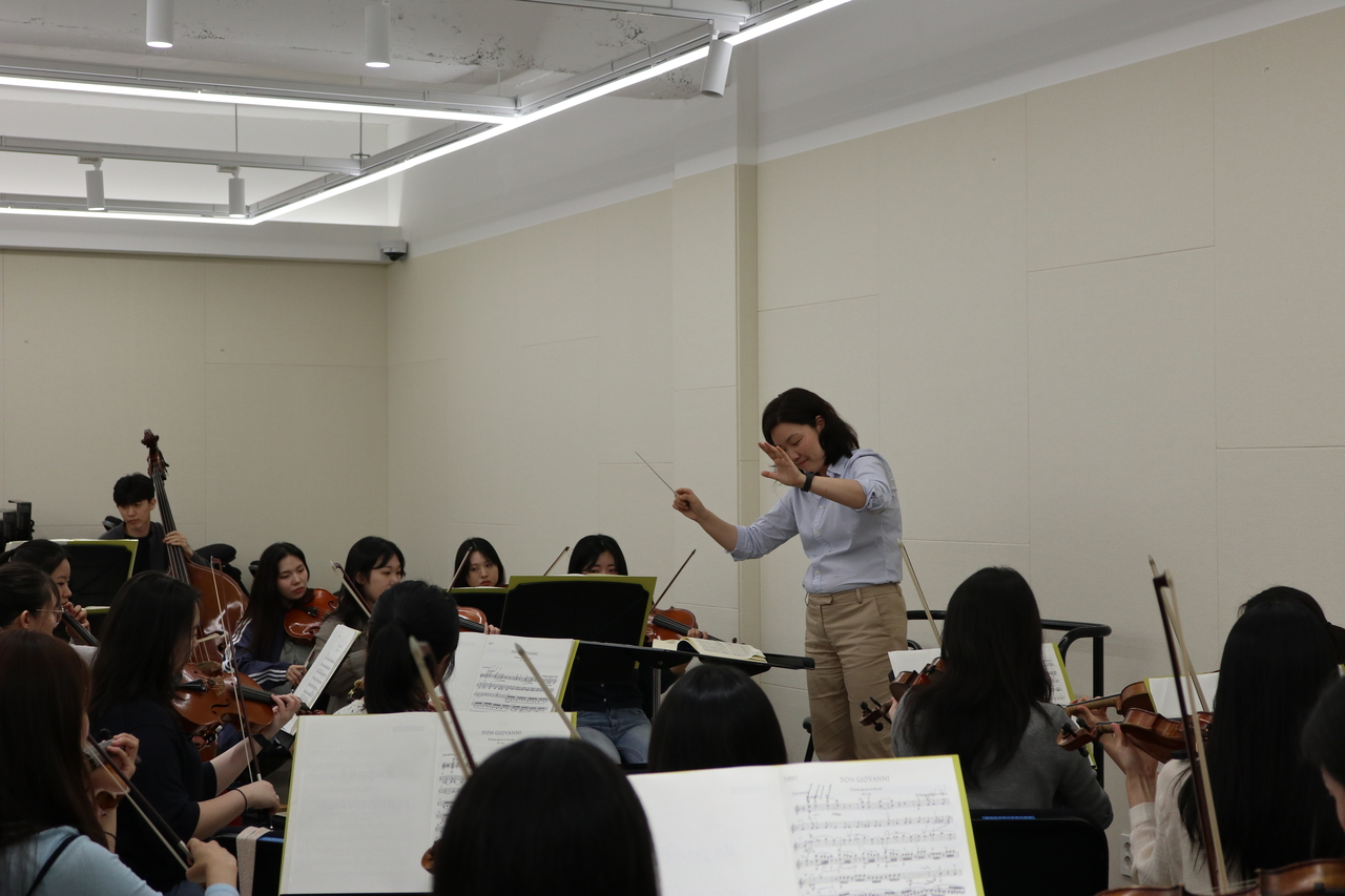 Cho Noori leads a class at the Korean National Symphony Orchestra Academy in Seoul in July. (KNSO)