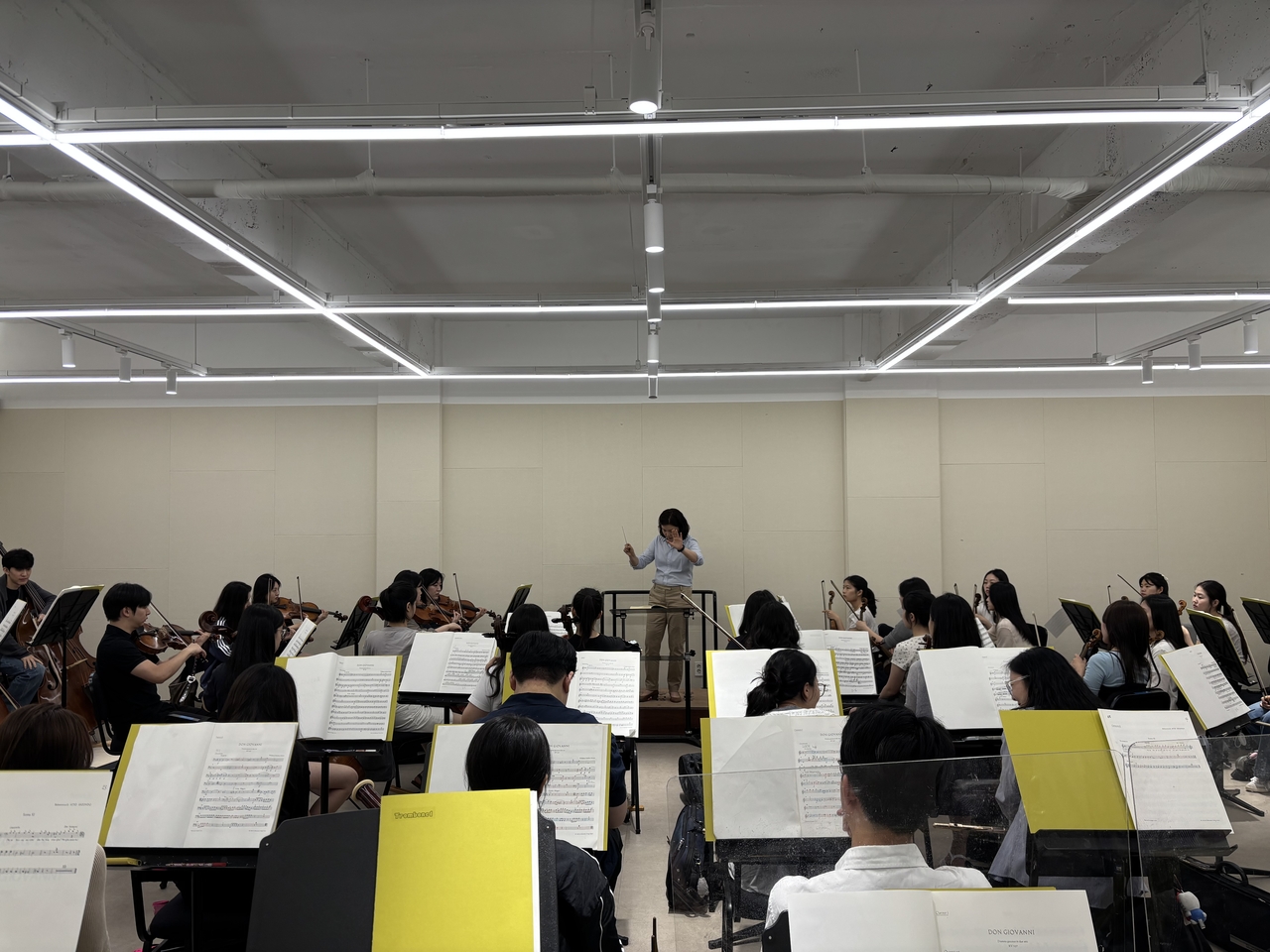Cho Noori leads a class at the Korean National Symphony Orchestra Academy in Seoul in July. (KNSO)