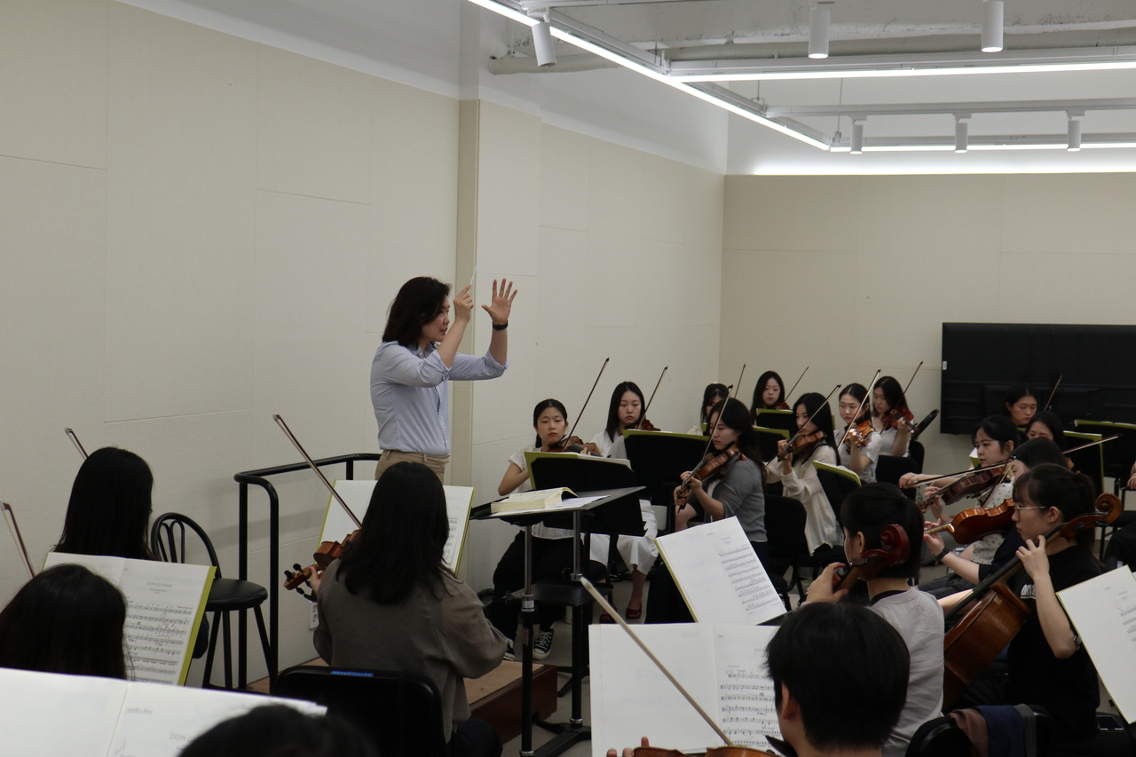 Cho Noori leads a class at the Korean National Symphony Orchestra Academy in Seoul in July. (KNSO)