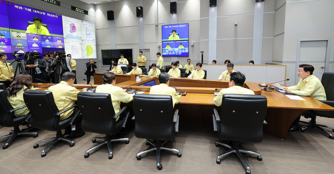 President Lee Jae Myung presides over a meeting to review the government’s response to extreme heat and drought in the situation room of the Central Disaster and Safety Countermeasures Headquarters at the Government Complex Seoul on Thursday. (Yonhap)